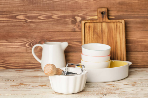 Набір кухонного посуду на дерев'яному фоні
 - Фото, зображення