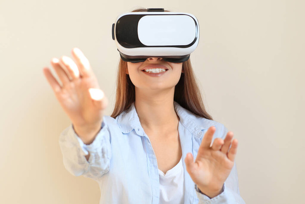 Junge Frau mit Virtual-Reality-Brille zu Hause - Foto, Bild