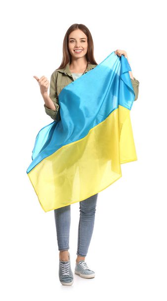 красивая молодая женщина с украинским флагом показывает большой палец вверх на белом фоне - Фото, изображение