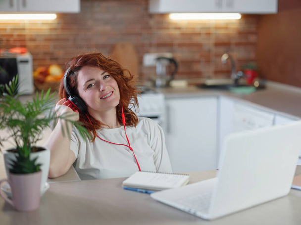 Funky Hipster Frau hören Lieblingslied oder Musik-Podcast über Kopfhörer per App zu Hause, fröhliche lustige junge Dame mit Headset genießen neue Audio-Tracks spielen in digitaler Anwendung - Foto, Bild