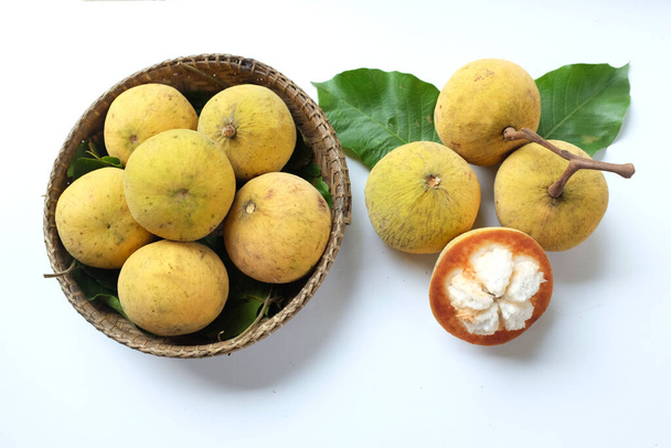 зверху і зверху лежали свіжі нарізані плоди сантолу (Sandoricum koetjape) у баскеті Віккер. відомий фрукт Таїланд і сезонні фрукти  - Фото, зображення