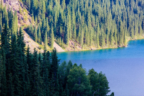 Ośrodek Kaindy w obwodzie Almaty z jeziorami górskimi - Zdjęcie, obraz