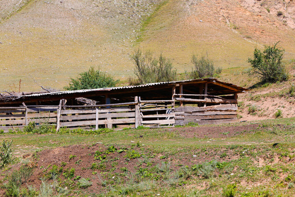 Un viejo granero en medio de la estepa kazaja - Foto, imagen