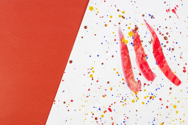 Αφηρημένη γεωμετρική σύνθεση Χαοτικές σταγόνες και κηλίδες χρώματος σε λευκό και κόκκινο τραπεζοειδές. Κίτρινες, κόκκινες και μπλε κουκίδες και πιτσιλιές σε χαρτί. Τρεις τυχαίες πινελιές. Multitasking background, αντίγραφο χώρου - Φωτογραφία, εικόνα