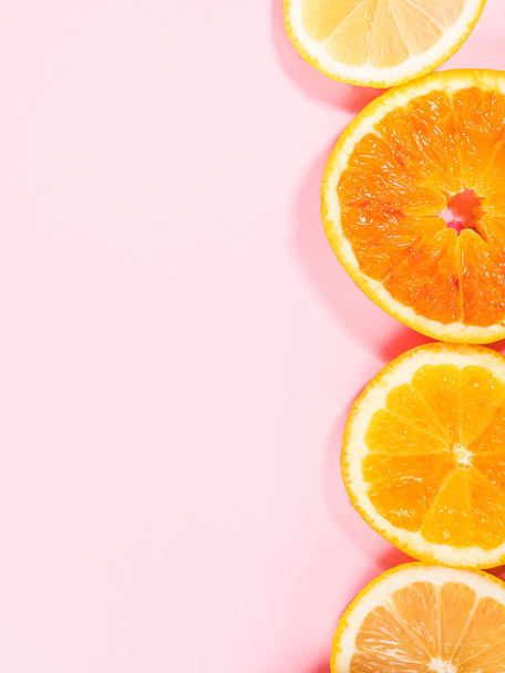 Барвистий помаранчевий цитрусовий шматочок фруктової текстури фону на пастельно-рожевому
 - Фото, зображення