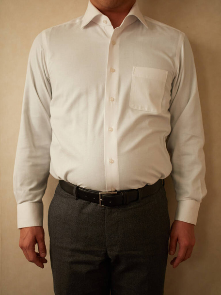 Азіатський чоловік перед дієтою. - Фото, зображення