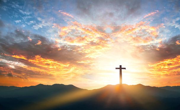 Pojęcie religijne dzień: Sylwetka krzyż na tle zachodu słońca w górach - Zdjęcie, obraz