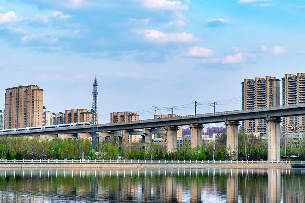місто і високошвидкісний залізничний ландшафт річки Ютонг у місті Хінчун, штат Чіна. - Фото, зображення