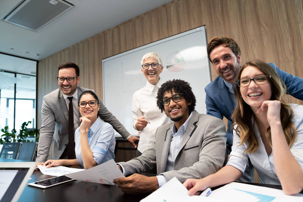 Az irodai munkában együttműködő sikeres üzleti csapat portréja - Fotó, kép