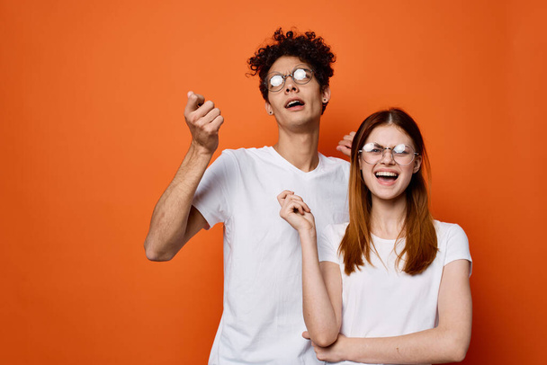 junges Paar in weißen T-Shirts Emotionen Spaß moda Kommunikation - Foto, Bild