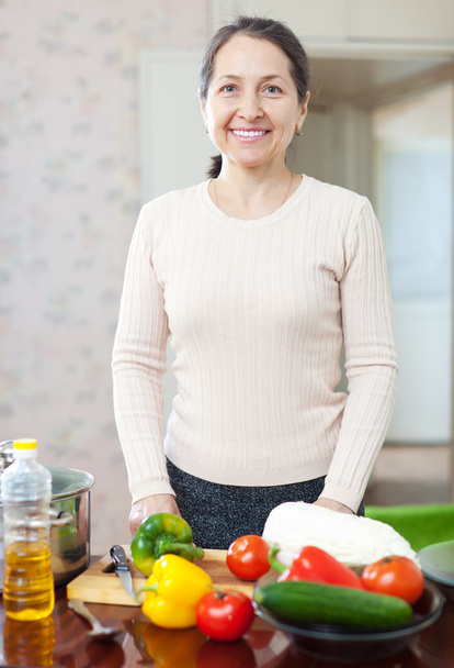 Mature woman in kitchen - Foto, afbeelding