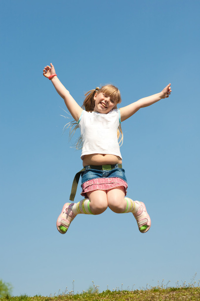 Маленькая девочка прыгает на красивом небе
 - Фото, изображение