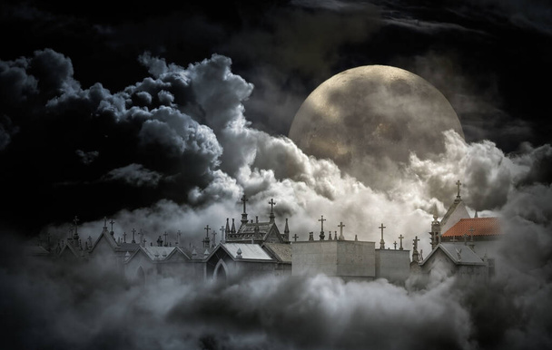 Μυστηριώδη παλιά νεκροταφεία στη μέση των νεφών σε μια νύχτα πανσελήνου - Φωτογραφία, εικόνα