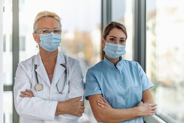 Ritratto di due medici donne che guardano la macchina fotografica.Sanità, persone e concetto medico. - Foto, immagini