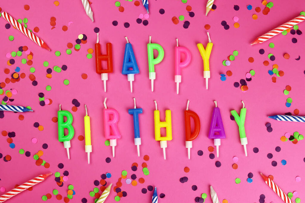 Velas de aniversário felizes coloridas em um fundo rosa - Foto, Imagem