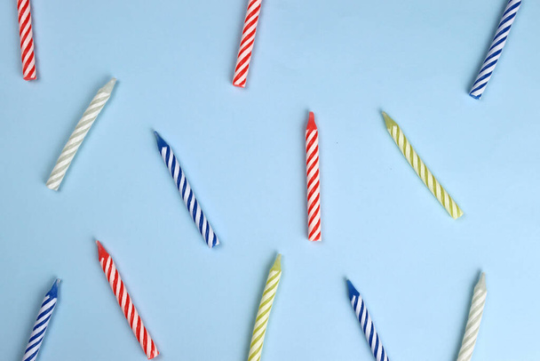 Candele di compleanno colorate su sfondo blu. Festa di festa. Sfondo, texture - Foto, immagini