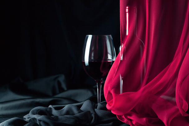 şişe ve cam ile kırmızı  - Fotoğraf, Görsel