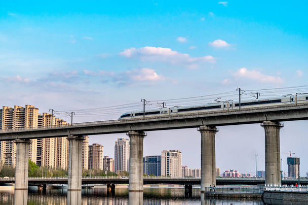 місто і високошвидкісний залізничний ландшафт річки Ютонг у місті Хінчун, штат Чіна. - Фото, зображення