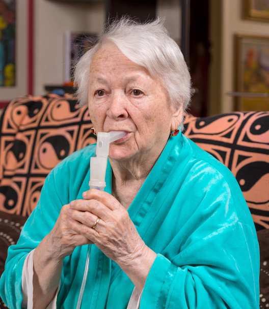 yaşlı kadın bir inhalasyon yapma  - Fotoğraf, Görsel