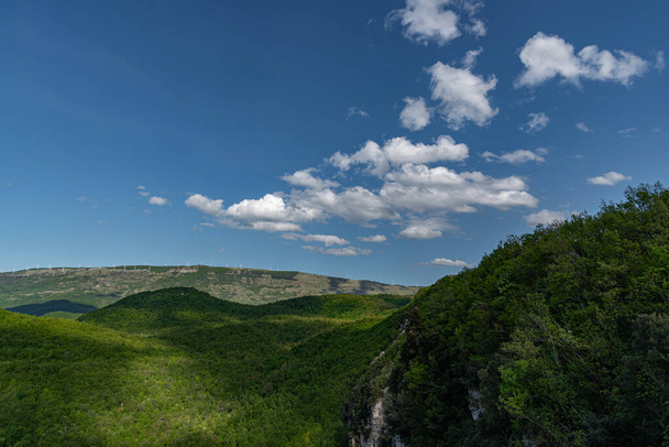 Abruzja. Wspaniałe wiosenne widoki na jeden z najpiękniejszych regionów Włoch. - Zdjęcie, obraz