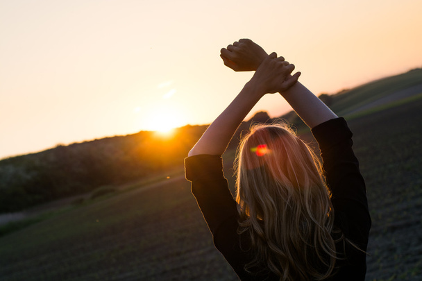 Nuori nainen nauttii auringonsäteet
 - Valokuva, kuva
