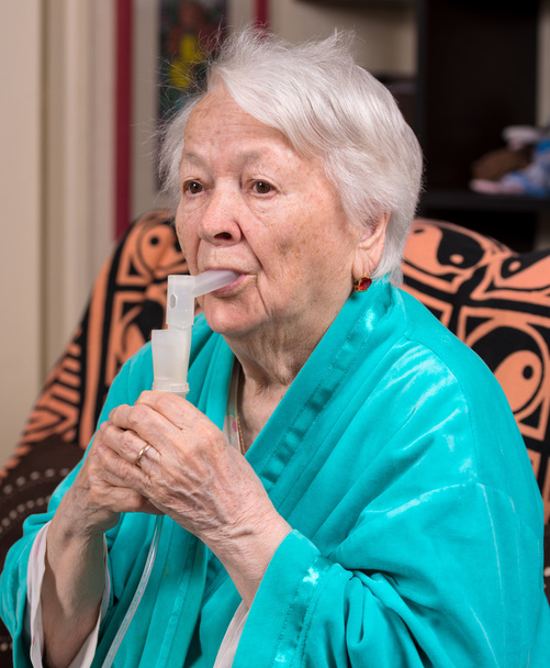 yaşlı kadın bir inhalasyon yapma  - Fotoğraf, Görsel