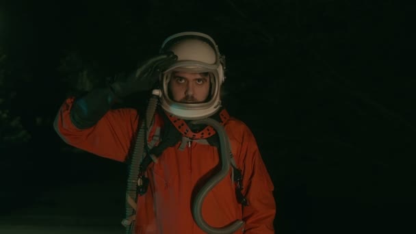 astronauta saludo en la oscuridad - Metraje, vídeo