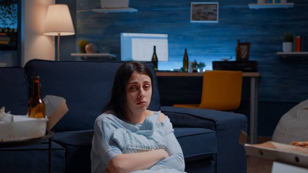 POV δυστυχισμένη καταθλιπτική γυναίκα κλαίει κρατώντας μαξιλάρι κάθεται στο πάτωμα - Φωτογραφία, εικόνα