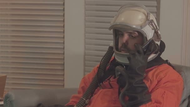 Astronauta hablando por teléfono dentro - Metraje, vídeo
