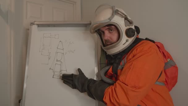 astronauta explicando ciencia de cohetes - Metraje, vídeo