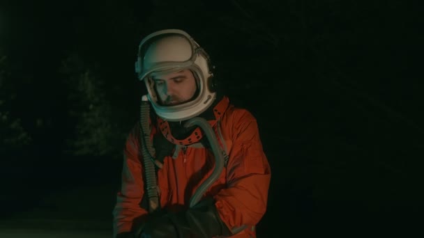 astronauta piloto preparándose en traje - Metraje, vídeo