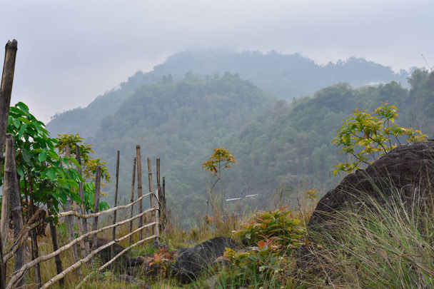 O Todey Foothills em Kalimpong, fornecer um pano de fundo cartão postal que inspira e acalma a alma com belos cumes verdes. - Foto, Imagem