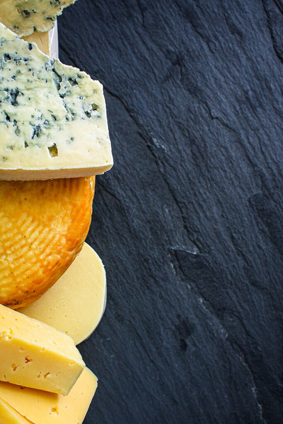 variedade de queijo no fundo escuro - Foto, Imagem