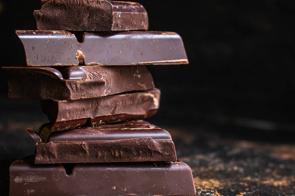 trozos de barra de chocolate cerca - Foto, imagen