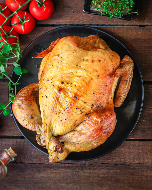 whole roasted chicken top view - 写真・画像