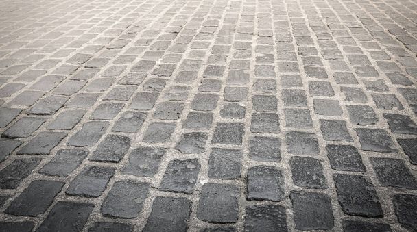 Der gepflasterte Fußweg aus Granit. Selektiver Fokus - Foto, Bild
