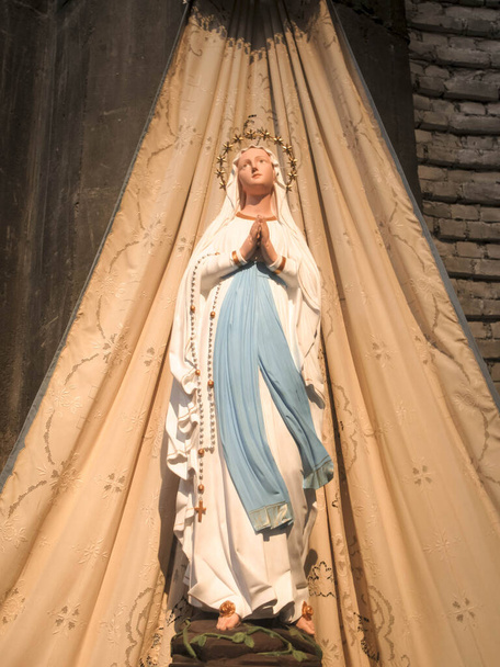 Estatua de la Virgen María, situada en la Iglesia de Pavía (Italia)) - Foto, imagen