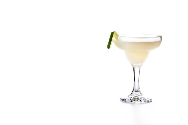Classico cocktail daiquiri isolato su sfondo bianco. Copia spazio - Foto, immagini