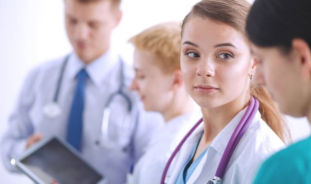 Attractive female doctor in front of medical group - Foto, Bild