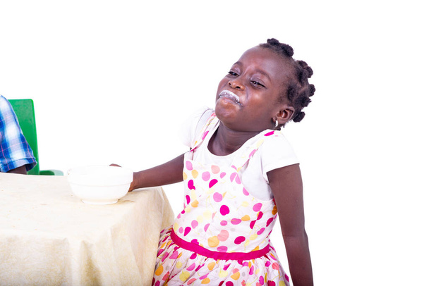 linda menina criança rindo enquanto tendo um bigode de iogurte. - Foto, Imagem