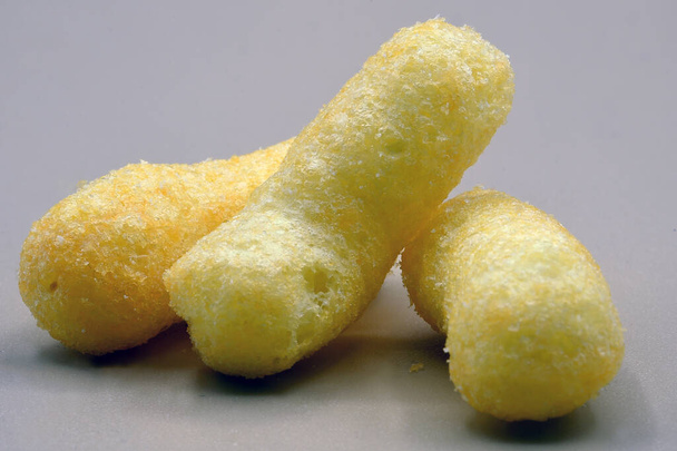 Cheese chips op de voorgrond - Foto, afbeelding