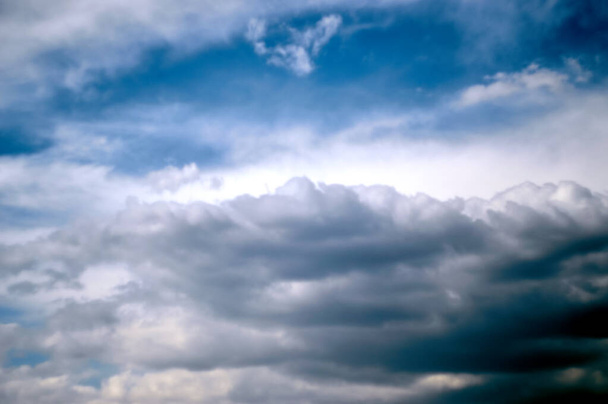 фантазии облака в голубом небе плавают над нами - Фото, изображение