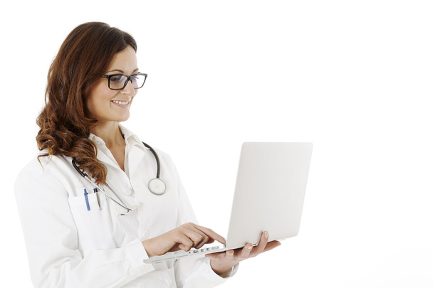 médico mulher com estetoscópio e laptop pc
 - Foto, Imagem