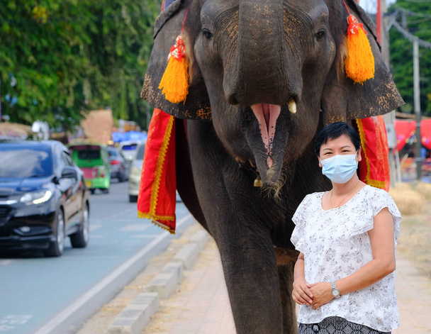 Mujeres asiáticas usan máscaras para prevenir enfermedades infecciosas durante la epidemia. - Foto, Imagen