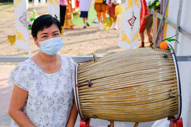 Asyalı kadınlar salgın sırasında bulaşıcı hastalıkları önlemek için maske takarlar.. - Fotoğraf, Görsel