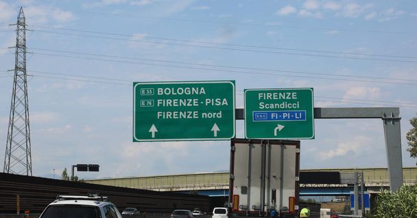 большие дорожные знаки на пересечении автомагистрали с указаниями, чтобы добраться до Болоньи Флоренция Пиза в ИТАЛИИ - Фото, изображение