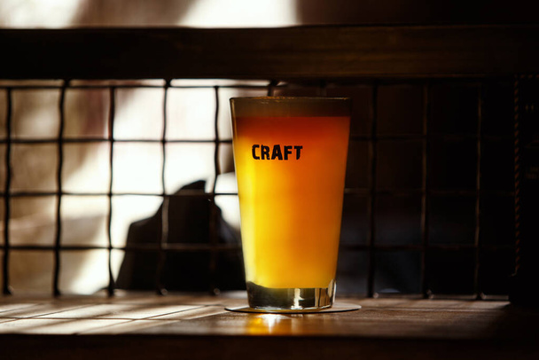 Cerveza artesanal en Bar, Vidrio sobre mesa en auténtico Pub - Foto, Imagen