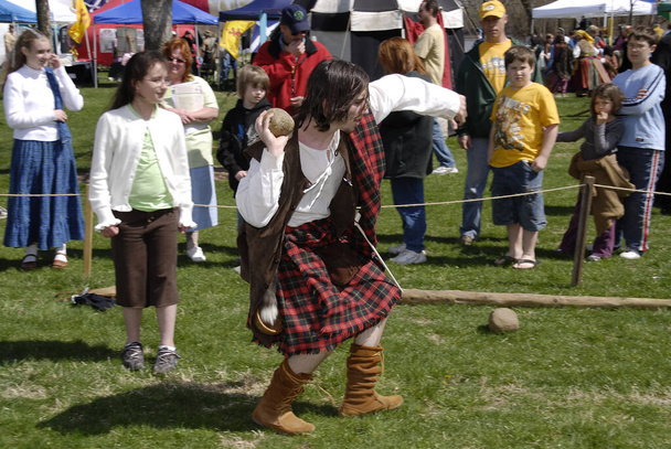 ST. CHARLES, UNITED STATES - Apr 10, 2009: A participant in Scottish heritage games in St. Charles, Missouri throwing a shot put. - Foto, Imagen