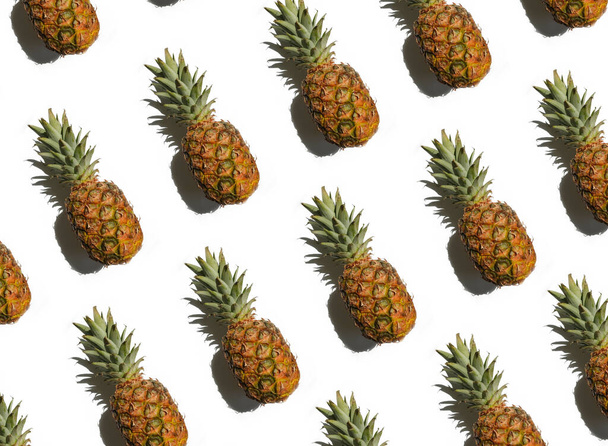 Beyaz arkaplanda izole edilmiş ananas - Fotoğraf, Görsel