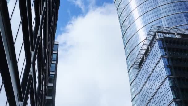 Edificio de oficinas corporativas en el distrito financiero, rascacielos moderno en el centro de la ciudad, negocios inmobiliarios comerciales y arquitectura contemporánea - Metraje, vídeo